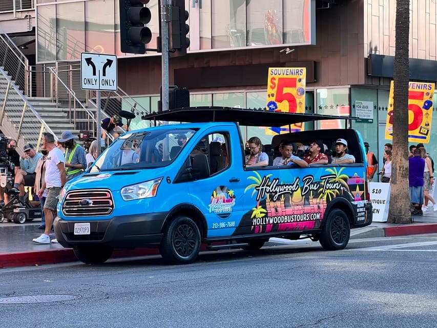 9. Famous Neighbourhoods and Celebrity Homes Tours - Image 9