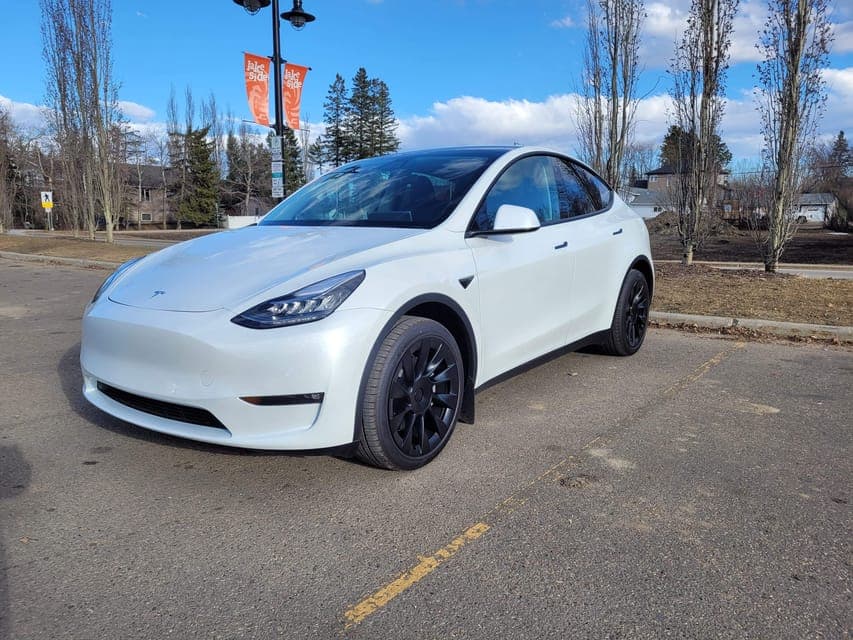 Banff to Calgary YYC Airport (Private Transfer with Tesla) Gallery Image 4