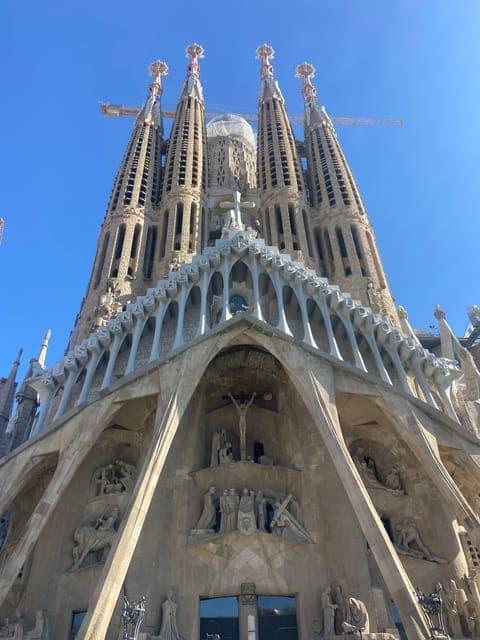 Sagrada Familia Guided Tour in English: Small group - Image 3