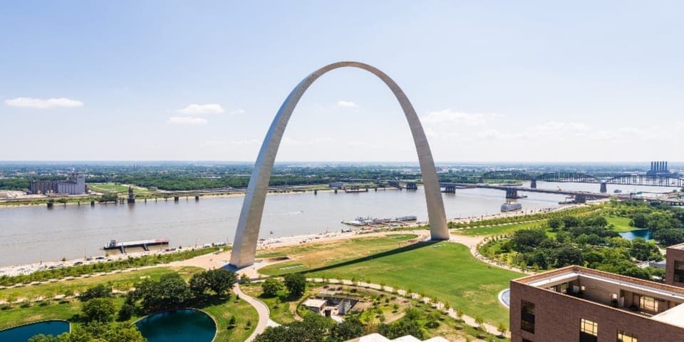 St. Louis Premium Driving Tour with Helicopter Ride & Cruise - Image 4