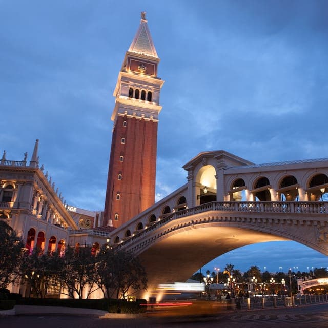 Las Vegas Strip Night Tour with Spanish Guide Gallery Image 3