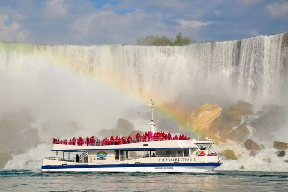 Mississauga: Niagara Falls Day Tours with Boat and Lunch Gallery Image 3