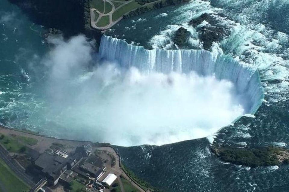 Mississauga: Niagara Falls Day Tours with Boat and Lunch Gallery Image 2