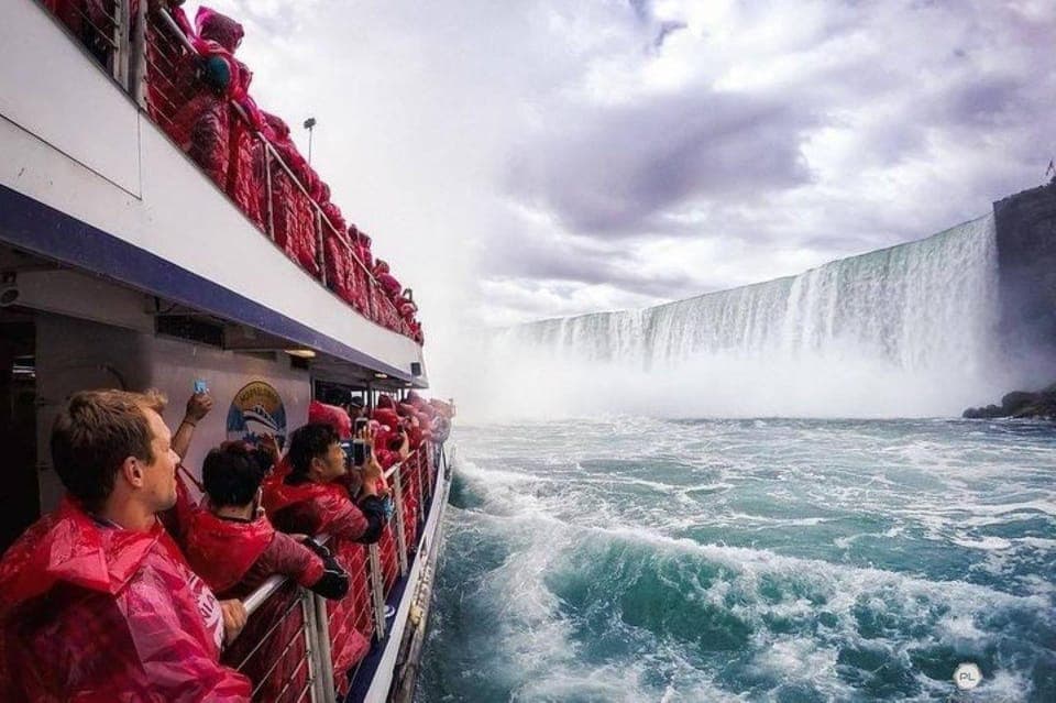 Mississauga: Niagara Falls Day Tours with Boat and Lunch Gallery Image 1