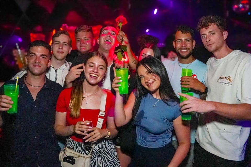 25. Guided Pub Crawl Miami and Club Entry Wynwood - Image 25