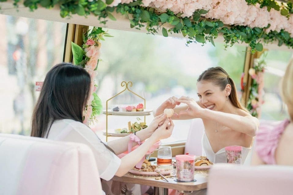 Tea Around Town Bus Tour with Live Music Gallery Image 3