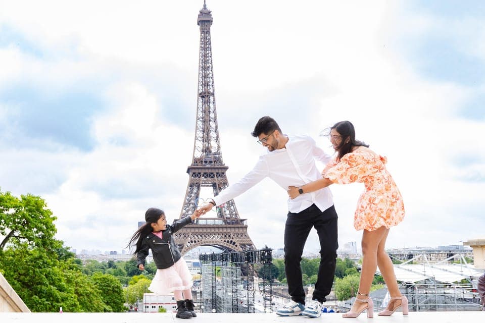 Premium Photoshoot with Iconic Eiffel Tower Views - Image 5