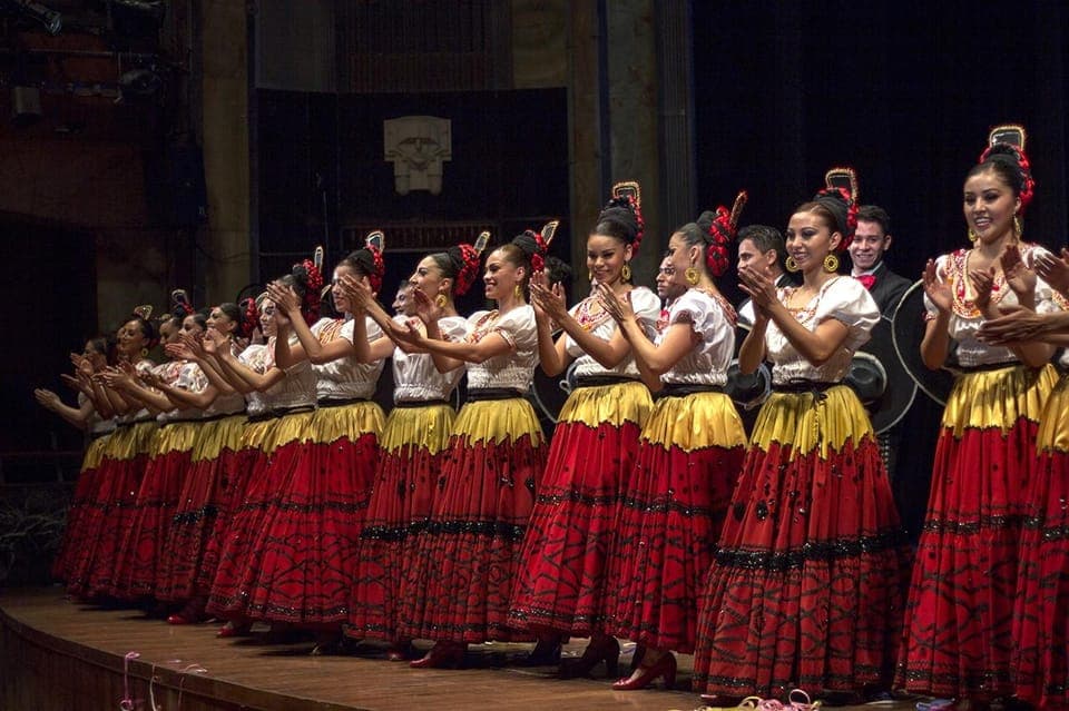 Enjoy the Folkloric Ballet at the Palacio de Bellas Artes - Image 1