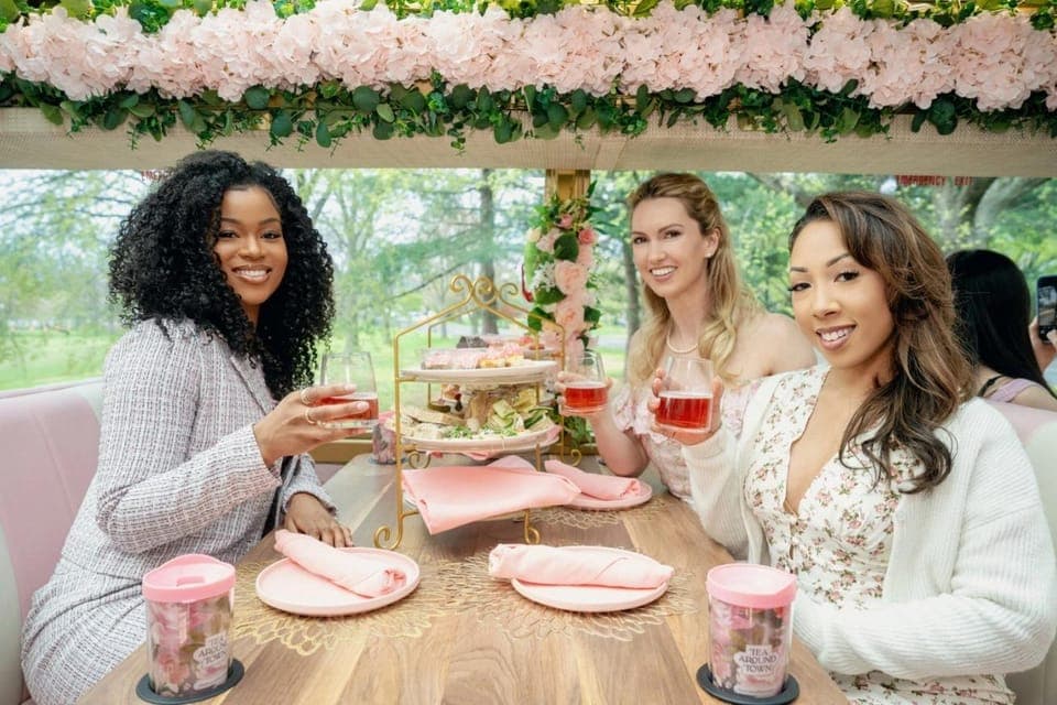 Tea Around Town Bus Tour with Live Music Gallery Image 2