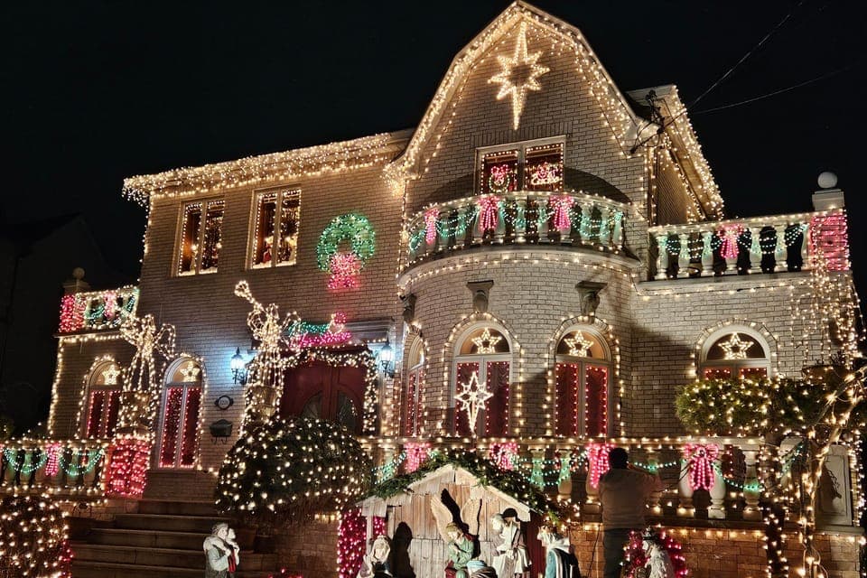 Dyker Heights Christmas Lights Tour with Hot Cocoa Gallery Image 4