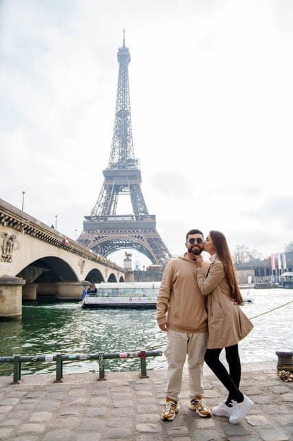 Eiffel Tower Photoshoot with a Professional Gallery Image 3