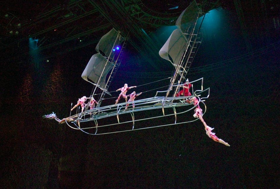 “O” by Cirque du Soleil at Bellagio Gallery Image 2