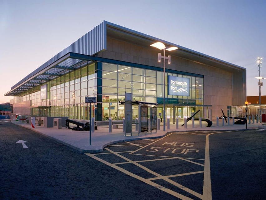 Portsmouth Cruise Port to London Heathrow Airport Transfers Gallery Image 2