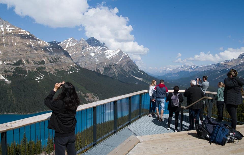 Calgary/Canmore/Banff: Columbia Icefield Glacier Day Tour Gallery Image 2