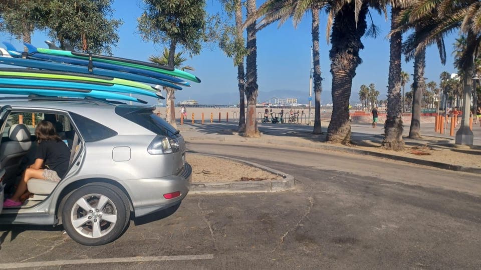 Santa Monica: Surfboard and Wetsuit Rental - Image 5