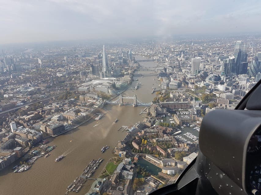London Sightseeing Flight for 2 with Champagne 35 minutes Gallery Image 3