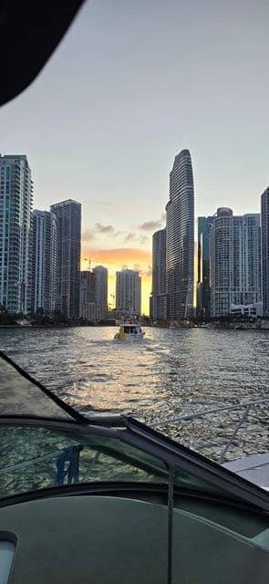 Yacht cruise Biscayne Bay, Miami Beach and Sand bar. 42Ft Gallery Image 3
