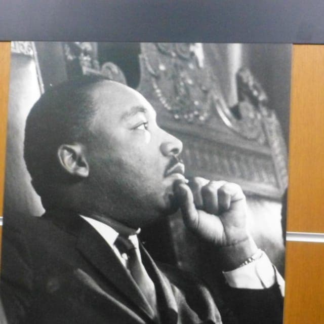 Hop-On Hop-Off Bus Tour with 25 Stops Gallery Image 2