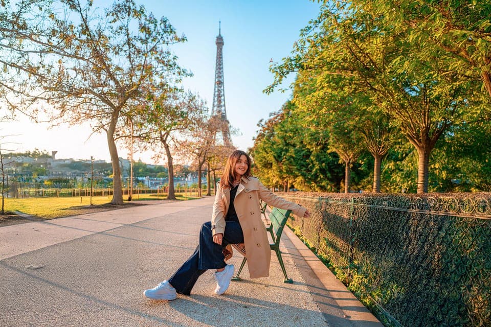 Professional Photoshoot with the Eiffel Tower Gallery Image 2