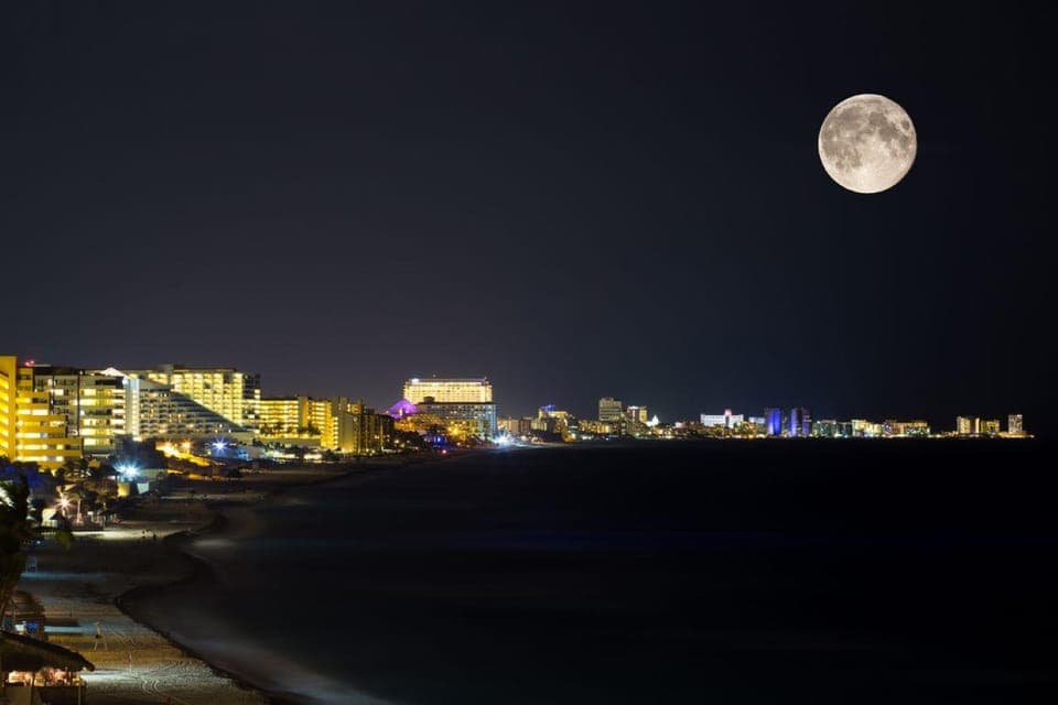 Cancún by Night: Scenic Drive Through Hotel Zone & Downtown Gallery Image 2