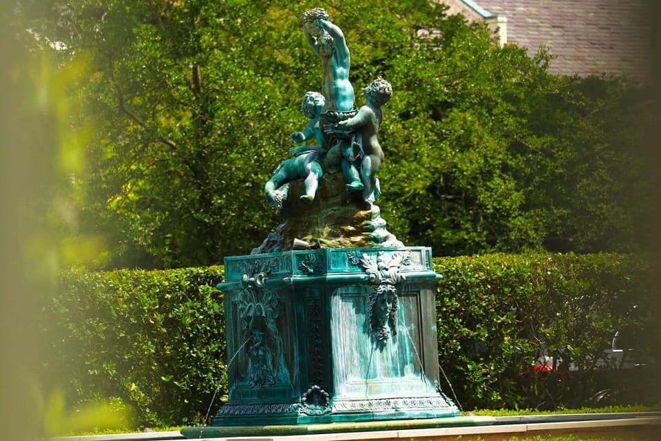 Gossip & Grandeur: A Stroll Through NOLAs Garden District Gallery Image 4