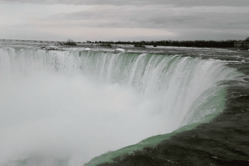 Toronto and Niagara Falls: Full-Day City and Nature Tour Gallery Image 1