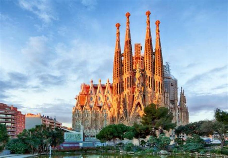 Sagrada Família Guided Tour and Entry Tickets Gallery Image 2