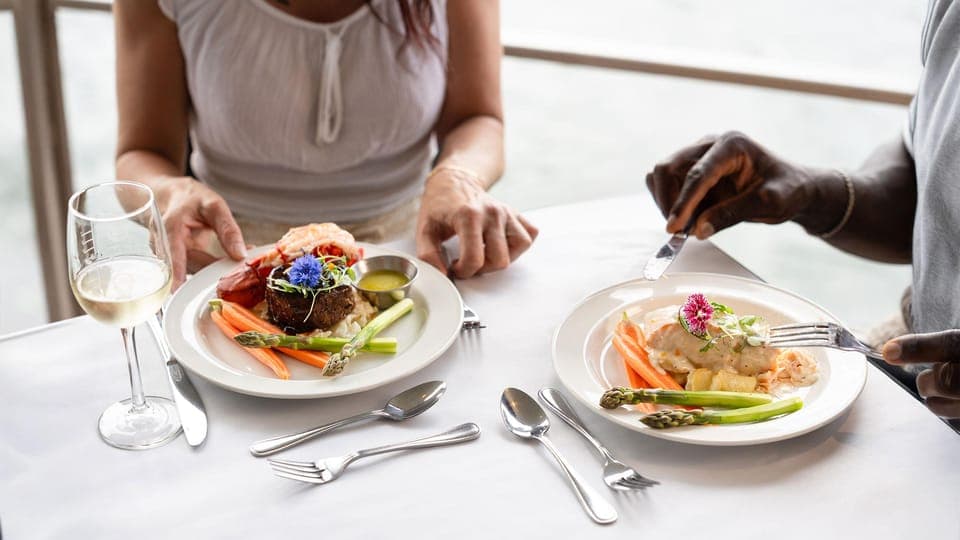 Montréal: 3 or 5-Course Dinner Cruise with DJ & Dancing Gallery Image 1