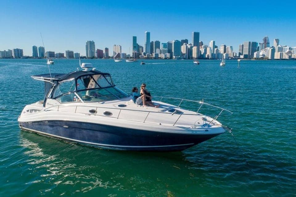 37-Foot Sundancer Boat Rental Gallery Image 4