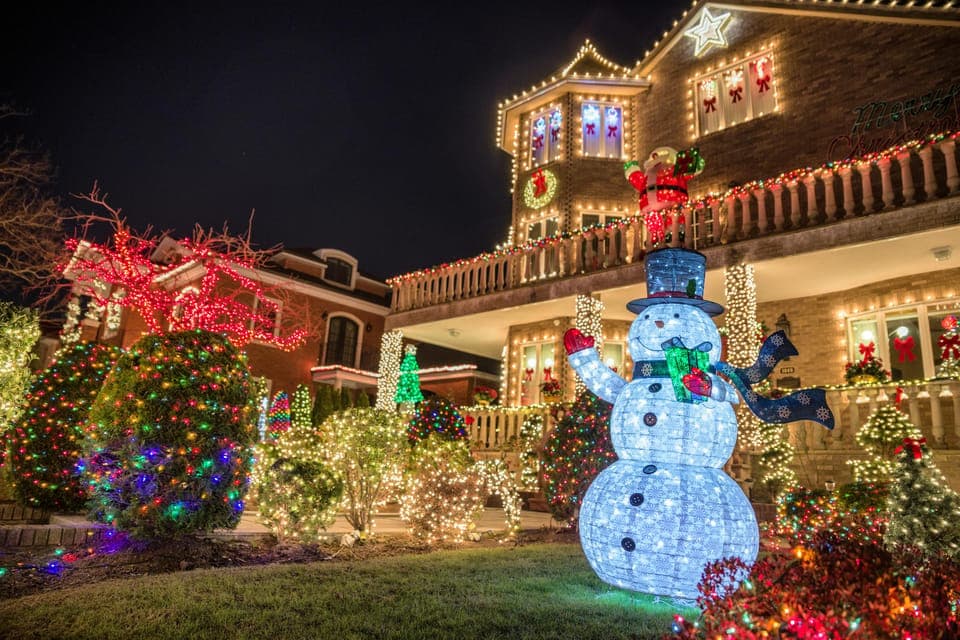 20. Dyker Heights Christmas Lights Tour with Hot Cocoa - Image 20