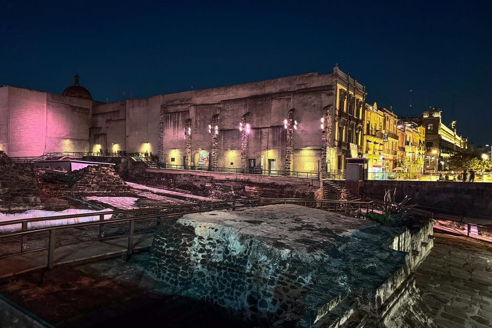 CDMX: Night Walking Tour of the City, with option to visit the Torre Latinoamericana Gallery Image 4