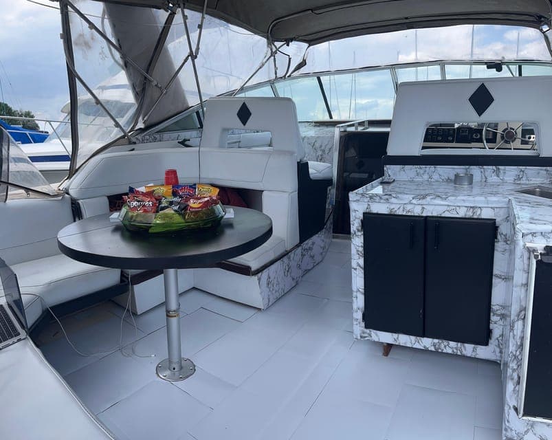 Luxurious 40ft Yacht Charter Gallery Image 1