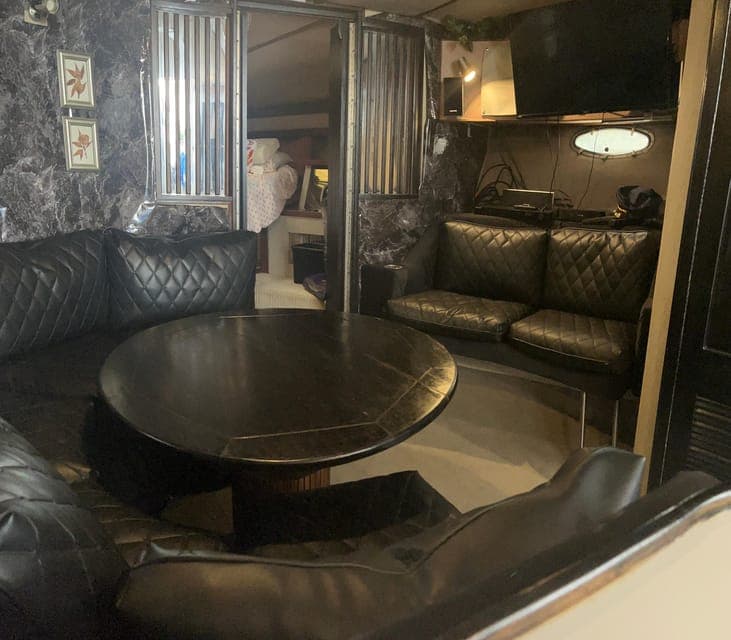 Luxurious 40ft Yacht Charter Gallery Image 4