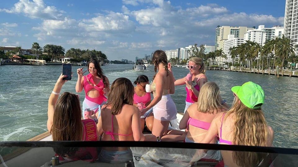 Private City Cruise of Miami Beach with French Guide Gallery Image 3