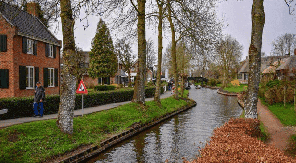 Giethoorn Guided Day Trip with Canal Cruise Gallery Image 1