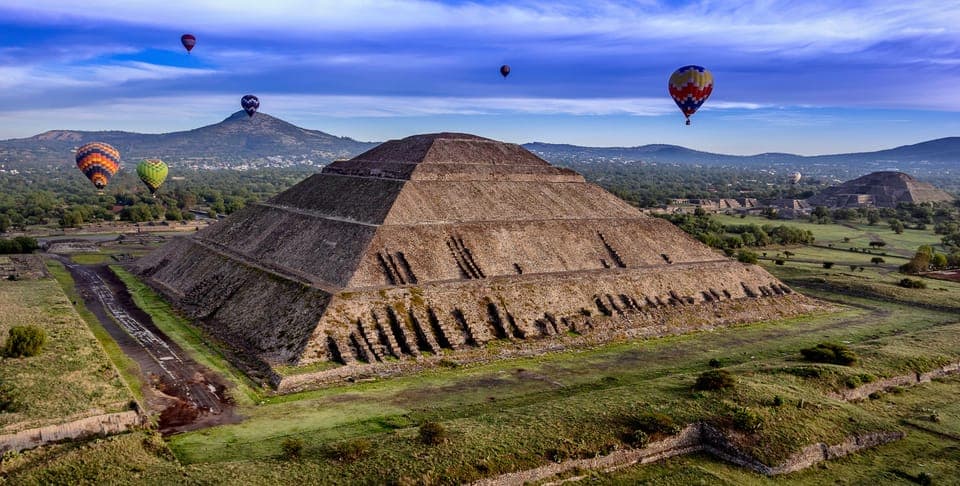 CDMX: Fly over Teotihuacan in a hot air balloon, with transfers and breakfast included. Gallery Image 2