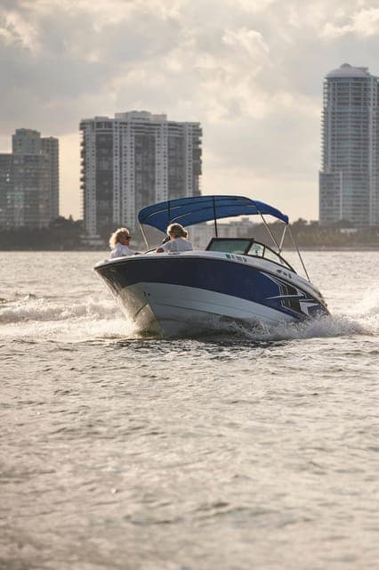 1 hour Miami Private Boat Ride with champagne and captain Gallery Image 3