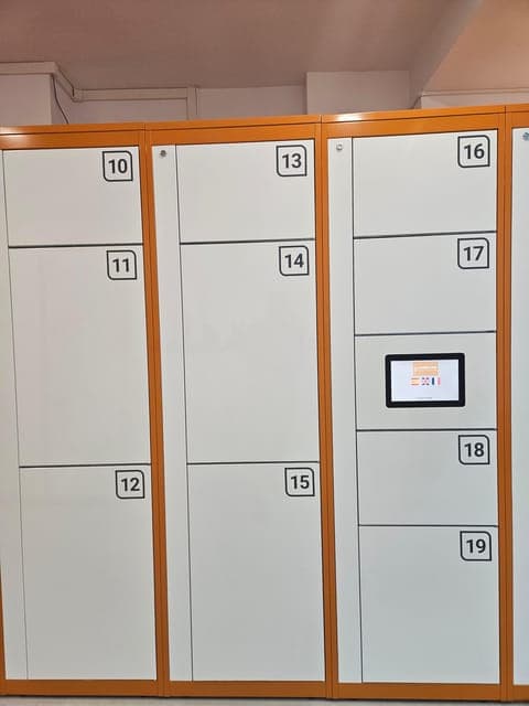 Locker Luggage storage near Sagrada Familia 24H Barcelona Gallery Image 2