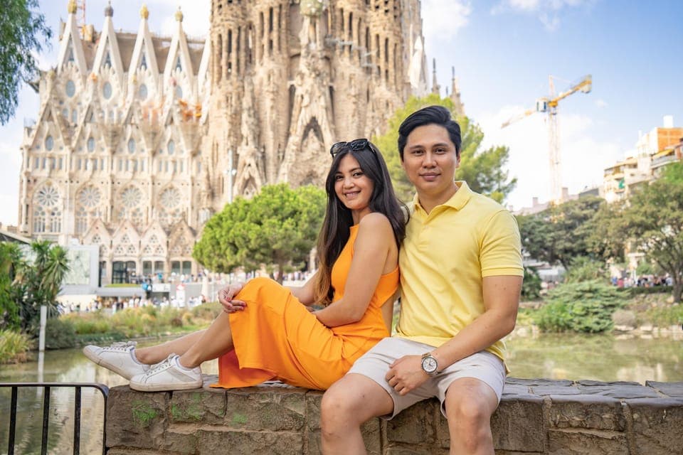 Professional Photoshoot Outside Sagrada Familia - Image 6