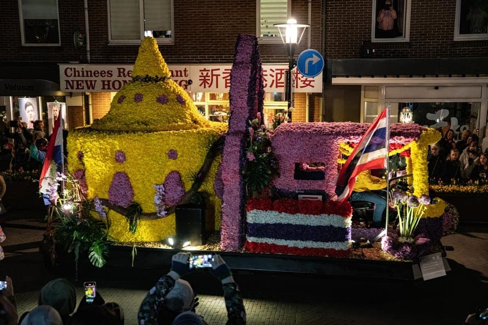 Keukenhof and Illuminated Flower Parade Tour Gallery Image 3