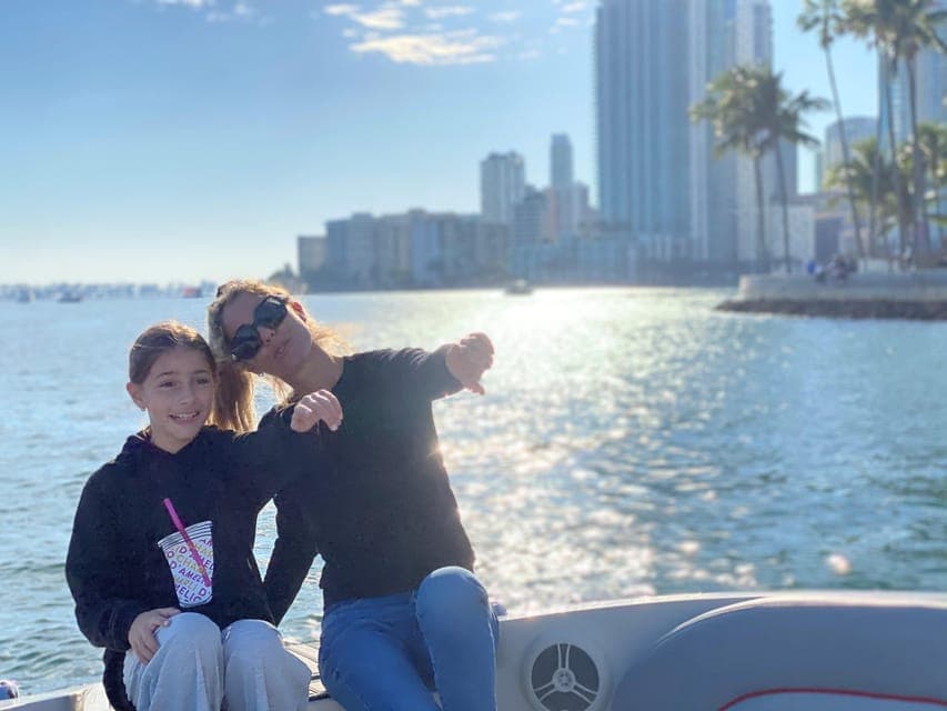 1 hour Miami Private Boat Ride with champagne and captain - Image 2