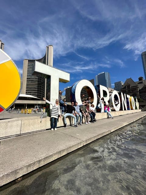 Downtown Toronto: Walking tour experience. English/Spanish Gallery Image 2