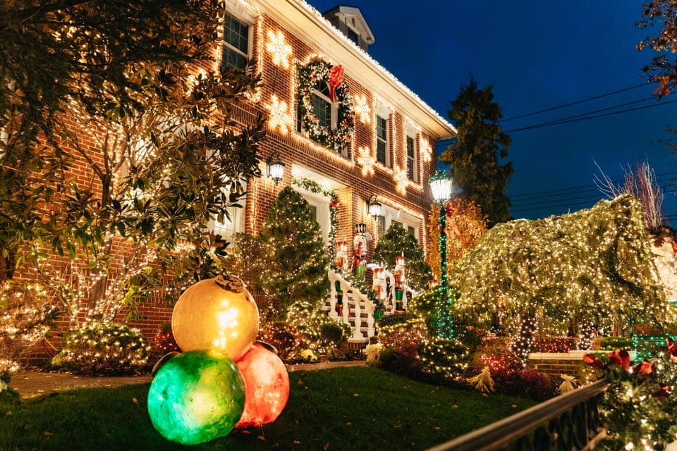 Dyker Heights Christmas Lights & Skyline View Bus Tour Gallery Image 2