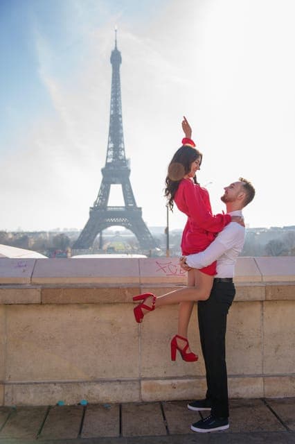 Eiffel Tower Photoshoot with a Professional Gallery Image 4