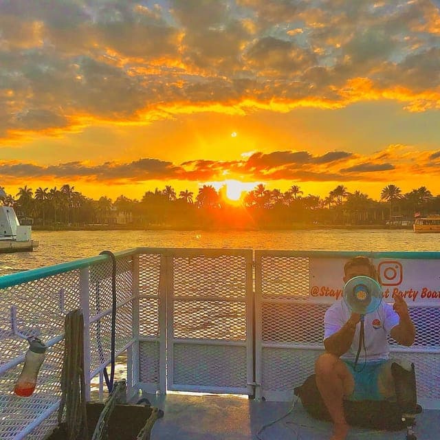 9. Evening Boat Cruise with Downtown Views - Image 9