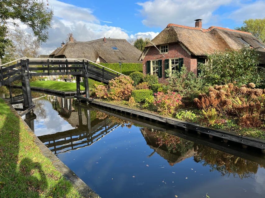 Giethoorn Small Group Tour with Boat Ride Gallery Image 1