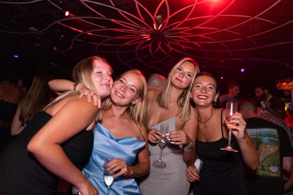 Guided Bar Crawl with Drinks Discounts and Club Entry Gallery Image 2