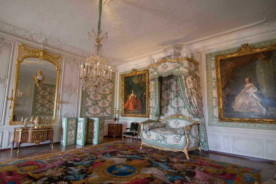 Palace of Versailles private tickets + transfer from Paris Gallery Image 4