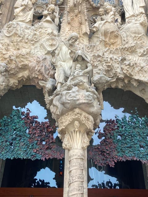 Sagrada Familia Guided Tour in English: Small group Gallery Image 4