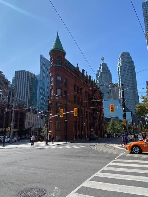 Downtown Toronto: Walking tour experience. English/Spanish Gallery Image 4
